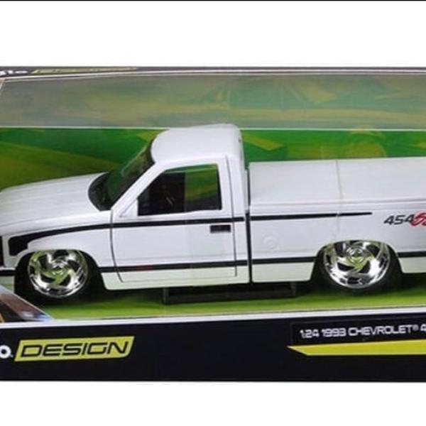 Maisto Design 1993 Chevrolet 454 SS Pickup Custom White Two Tone  Diecast Model Toy Vehicle