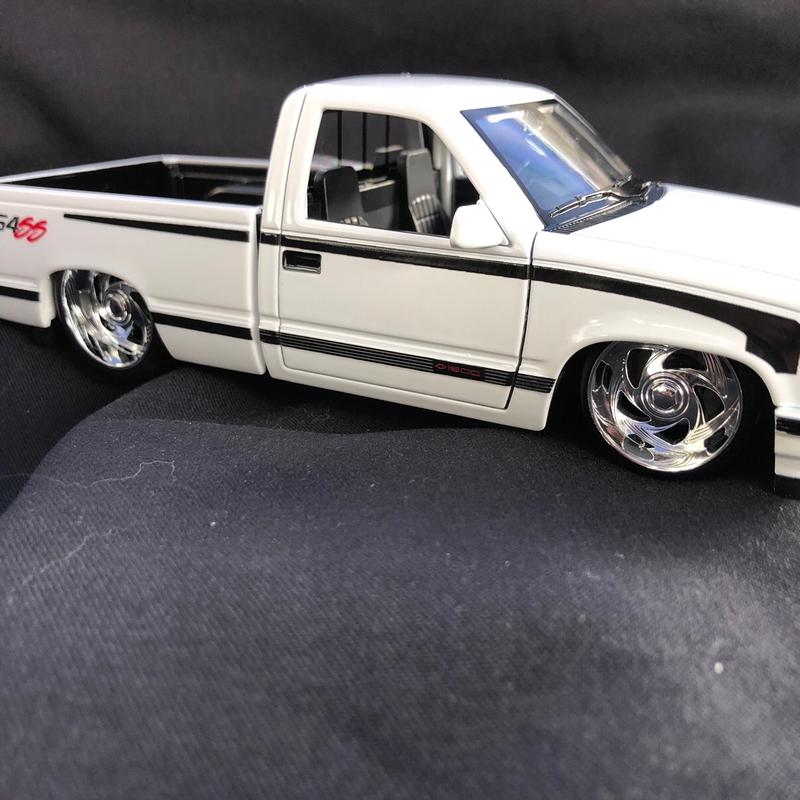 Maisto Design 1993 Chevrolet 454 SS Pickup Custom White Two Tone  Diecast Model Toy Vehicle