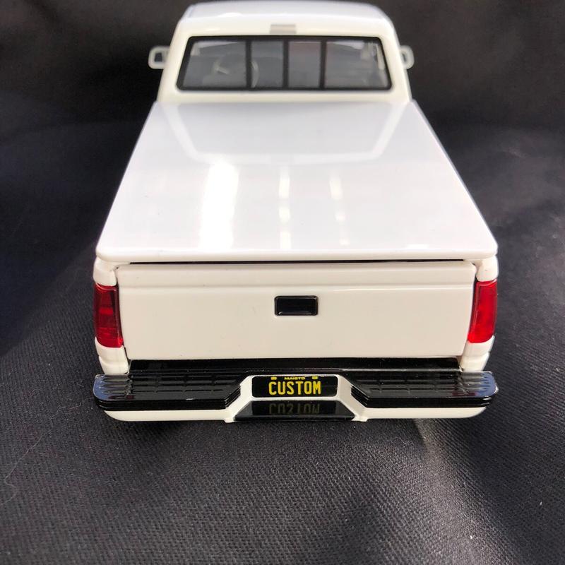 Maisto Design 1993 Chevrolet 454 SS Pickup Custom White Two Tone  Diecast Model Toy Vehicle