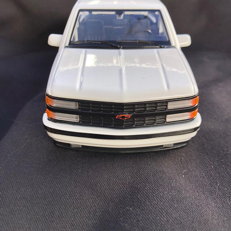 Maisto Design 1993 Chevrolet 454 SS Pickup Custom White Two Tone  Diecast Model Toy Vehicle