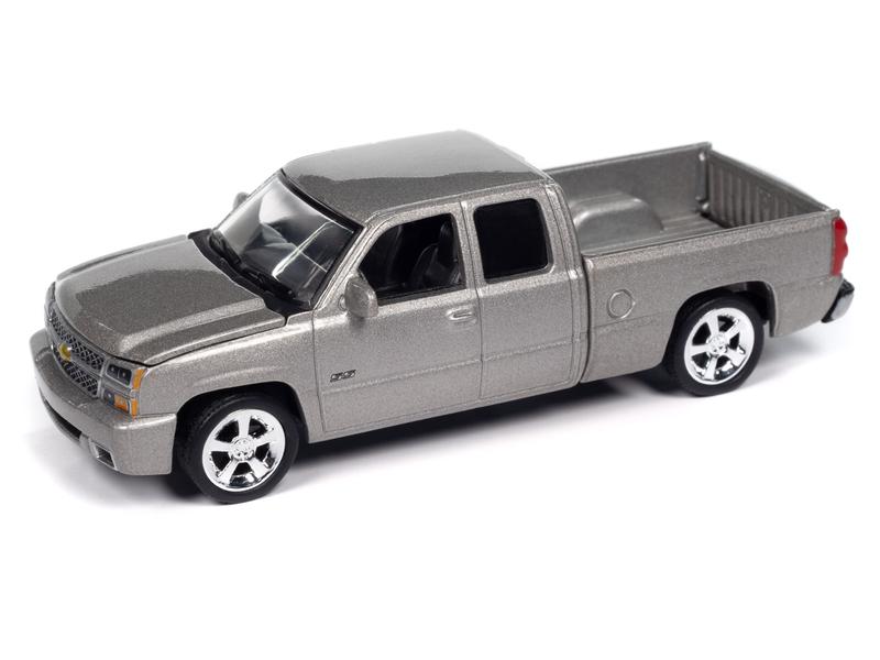 Auto World 1:64 - 2006 Chevy Silverado SS Truck (Extended Cab w Fleetside Bed)