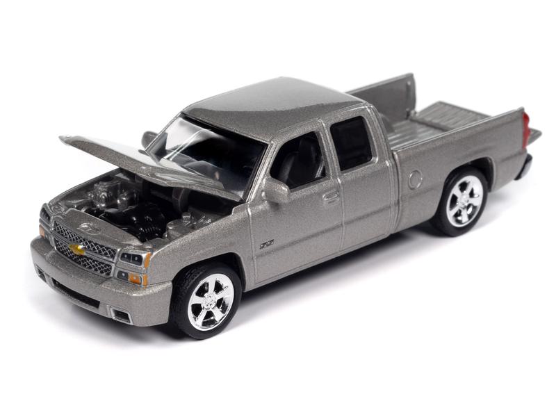 Auto World 1:64 - 2006 Chevy Silverado SS Truck (Extended Cab w Fleetside Bed)