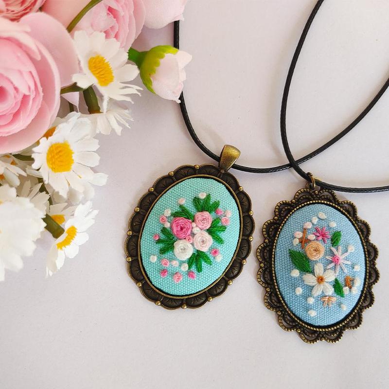 Mini Embroidery Necklace DIY Kit, 1 Set Flower Pattern Pendant DIY Material Package for Making 2 Necklace, DIY Embroidery Tool Kit for Women & Teenager