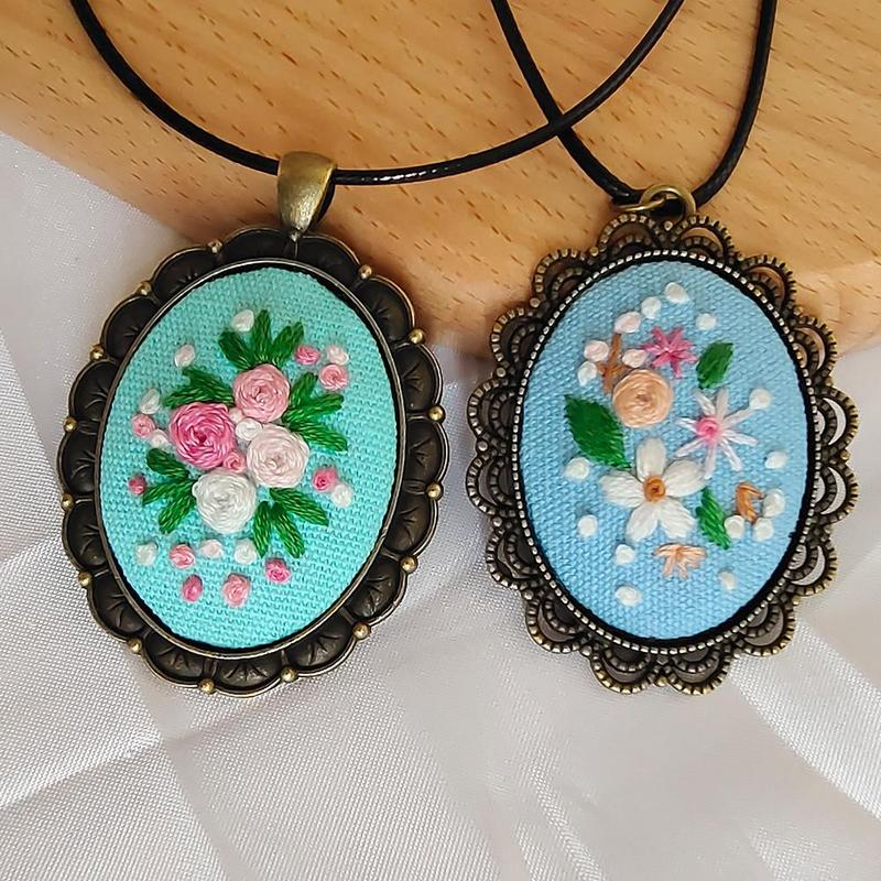 Mini Embroidery Necklace DIY Kit, 1 Set Flower Pattern Pendant DIY Material Package for Making 2 Necklace, DIY Embroidery Tool Kit for Women & Teenager