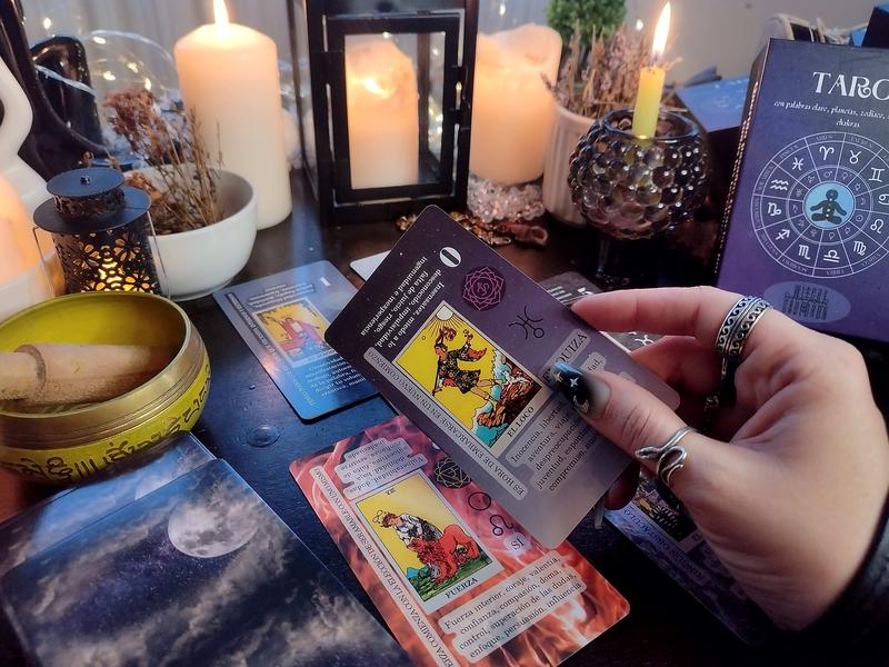 Spanish Edition Learning Tarot card deck for Beginners with meanings on them including Chakras, Planets, Zodiac, Elements, Yes or No