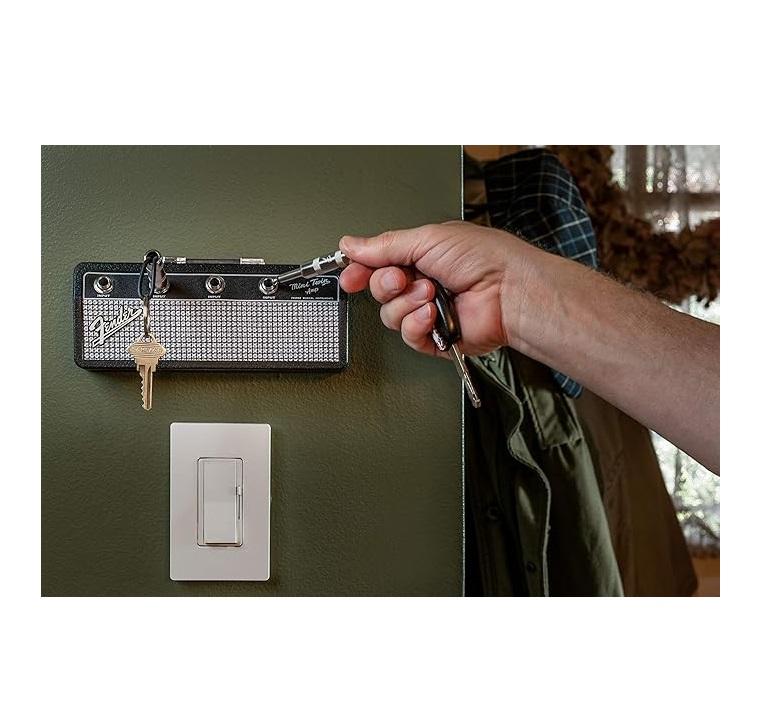 Guitar amp key holder, includes 4 guitar plug keychains and 1 wall mounting kit. Quick and easy installation.