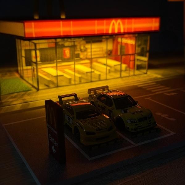 NEW limited edition McDonalds Diorama Hot Wheels Mini GT discast display with LED lighting 1:64