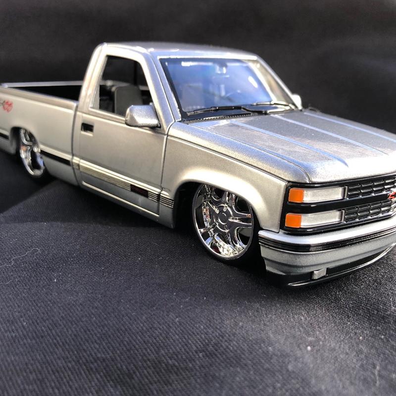 Maisto 1993 Chevrolet 454 SS Pickup Custom Silver Grey Two Tone Diecast Model Toy Vehicle