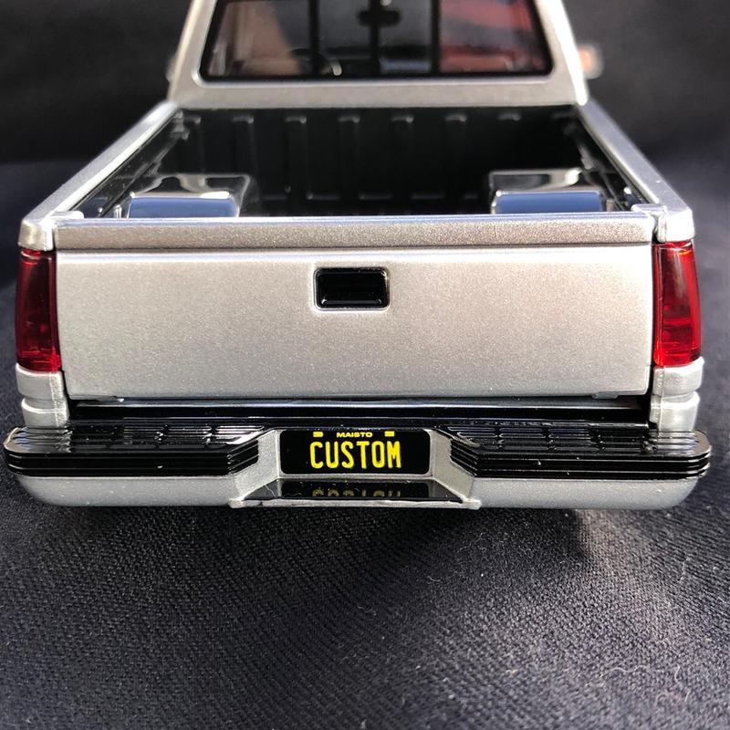 Maisto 1993 Chevrolet 454 SS Pickup Custom Silver Grey Two Tone Diecast Model Toy Vehicle