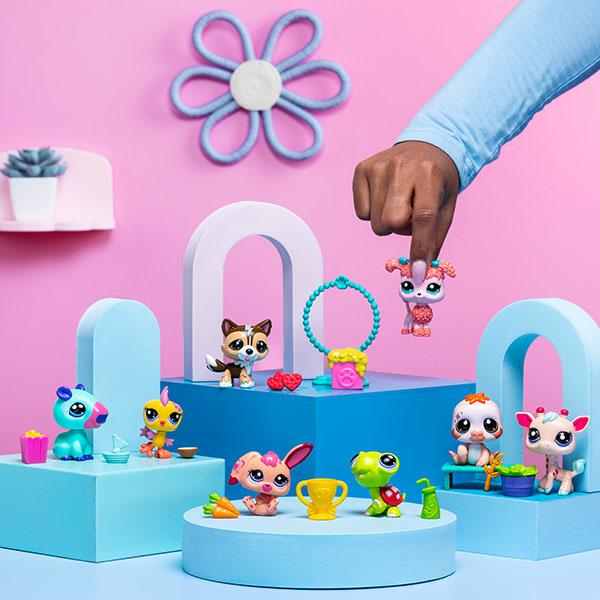 Littlest Pet Shop Pet Pairs - Series 2 - Includes 2 pets and accessories, collector card, and virtual code to unlock Roblox play